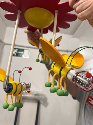 Lámpara infantil de techo con abejas
