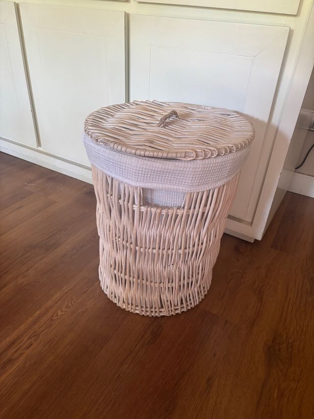 cesta para la ropa mimbre blanca