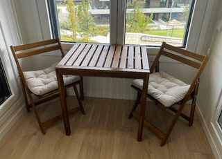 Desayunador (mesa con dos sillas)