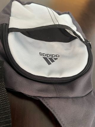Bandolera Adidas gris y blanco