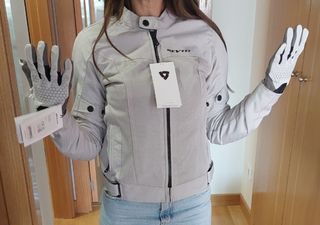 Chaqueta y guantes moto Revit mujer.