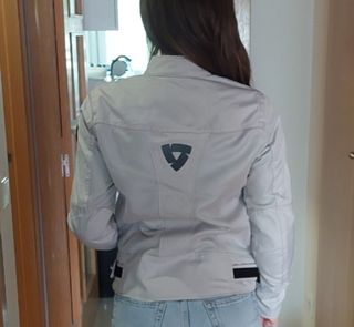 Chaqueta y guantes moto Revit mujer.