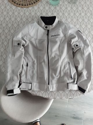 Chaqueta y guantes moto Revit mujer.