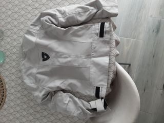 Chaqueta y guantes moto Revit mujer.