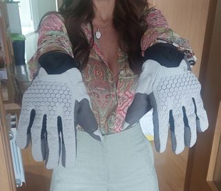Chaqueta y guantes moto Revit mujer.
