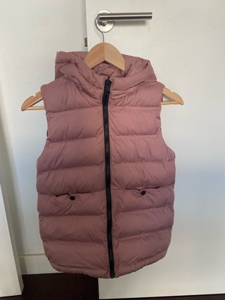 Chaleco acolchado niña rosa con capucha. Talla 8-9