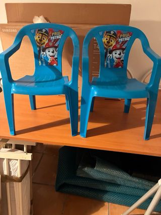 2 tronas y 2 sillas para peques