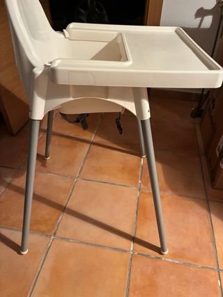 2 tronas y 2 sillas para peques
