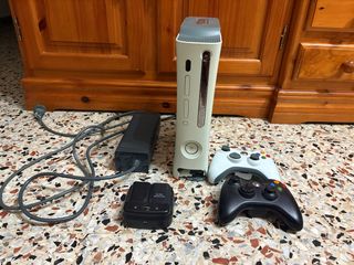Xbox 360 con 2 mandos y disco duro
+carga y 2 bate