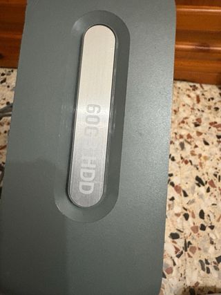 Xbox 360 con 2 mandos y disco duro
+carga y 2 bate