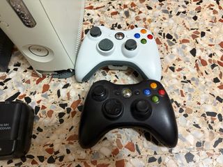 Xbox 360 con 2 mandos y disco duro
+carga y 2 bate