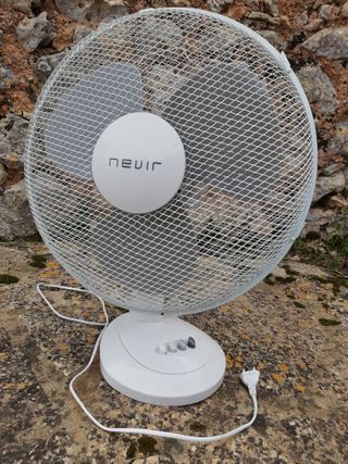 Ventilador blanco de mesa