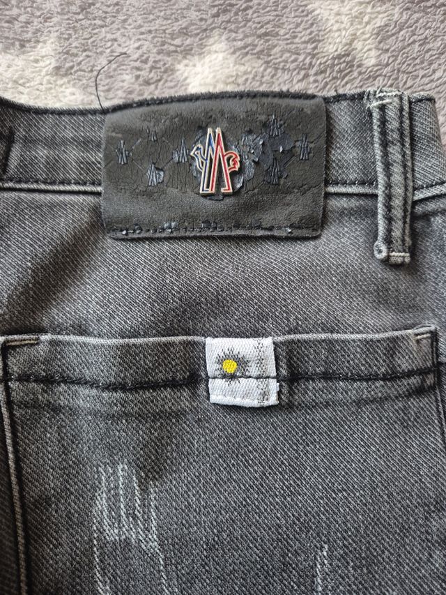 Pantalones Moncler grises con parches