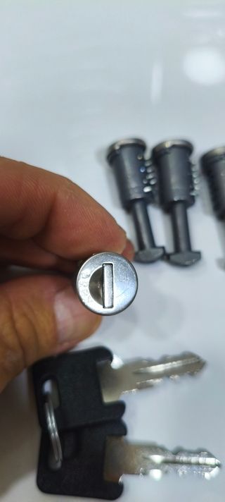 cerraduras antirrobo barras de techo-bacas MENABO