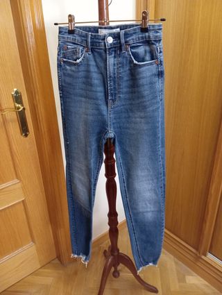 Pantalón vaquero mujer tiro alto, estrecho.