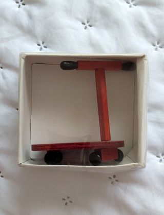 Mini patinete de madera para casa de muñecas