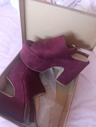Zapatos de tacón morados y beige