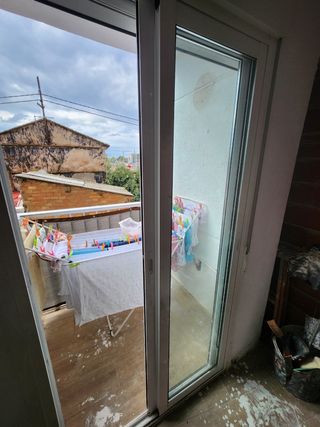 Ventanal con persiana y mosquitera
