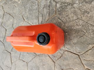 Bidón combustible naranja con asa y otros rojo