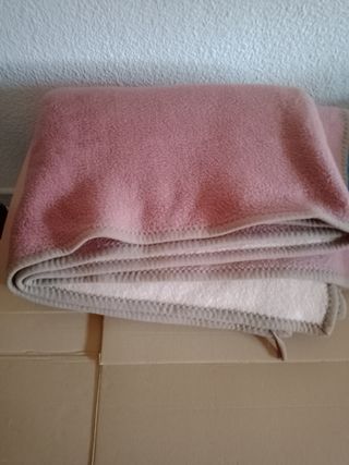 Manta polar rosa y beige