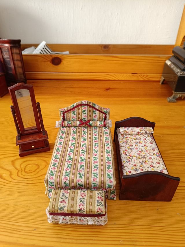 Muebles casa muñecas: cama, tocador y baúl