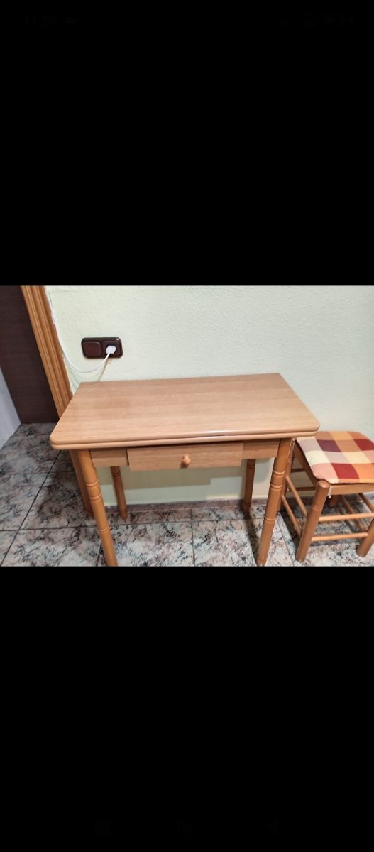 Mesita de cocina y taburete