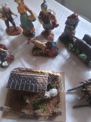 Belen con 20 figuras y pesebre