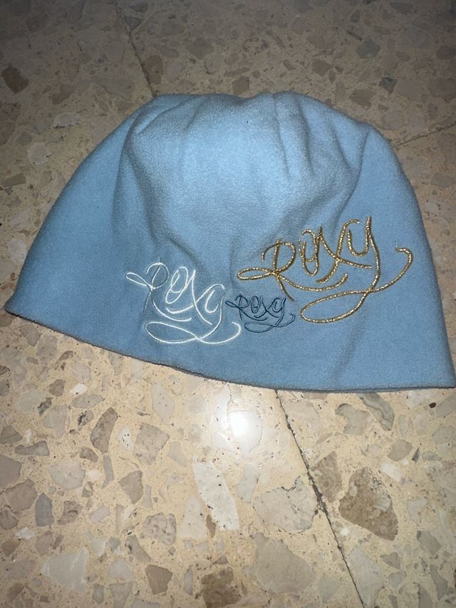 Gorro polar Roxy azul y dorado