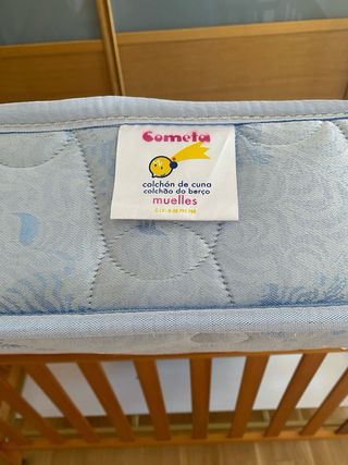 Cuna de madera con colchón