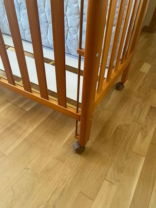 Cuna de madera con colchón