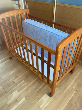 Cuna de madera con colchón