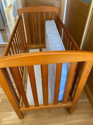 Cuna de madera con colchón