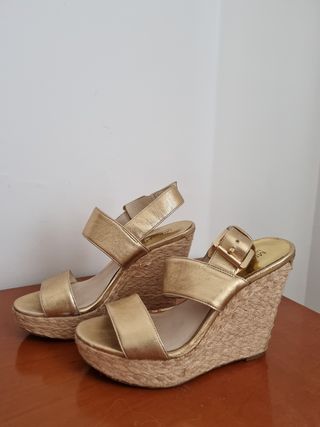 Sandalias doradas de cuña
