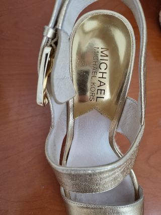 Sandalias doradas de cuña