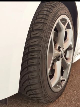 CHOLLO!!!
Neumáticos Kumho Solus 4S HA32 235/40 ZR