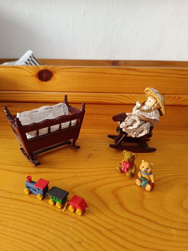 Casa de muñecas: Cuna, tren, ositos y mecedora