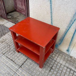 Mesa baja de madera roja