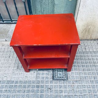 Mesa baja de madera roja