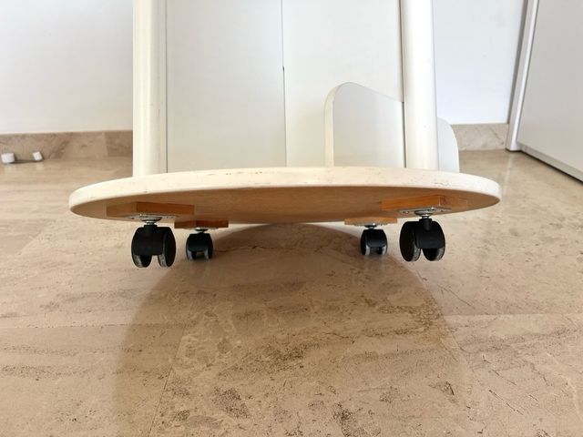 Estantería giratoria de madera blanca