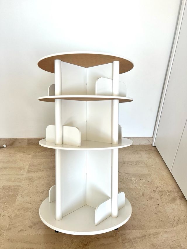 Estantería giratoria de madera blanca