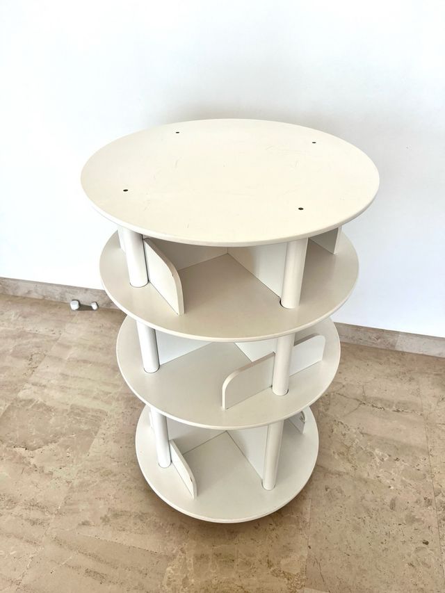 Estantería giratoria de madera blanca