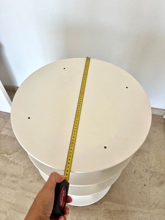 Estantería giratoria de madera blanca