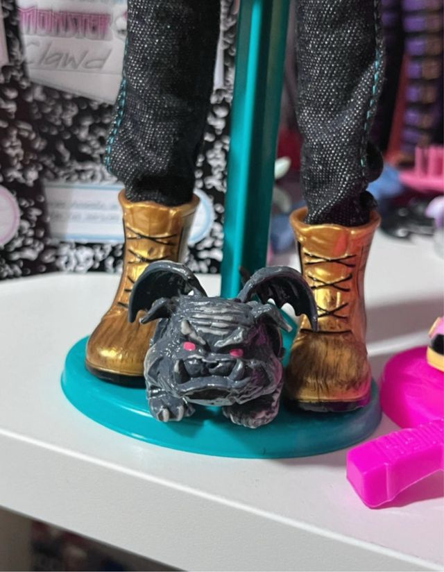 Draculaura y Claw Wolf Schools Out: Goma Blanca