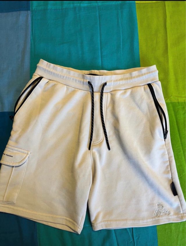 Pantaloncini beige con tasca cargo