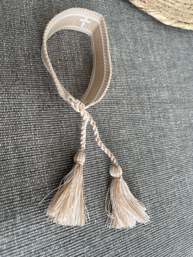 Pulsera tejida con cruz beige