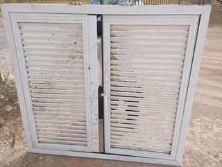 Ventana de aluminio con lamas .de ancho 1,30*1,20