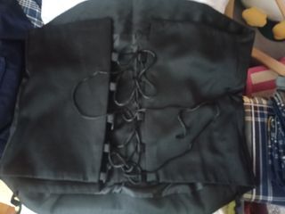 Corpiño negro con cordones y falda larga