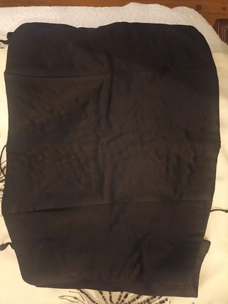 Corpiño negro con cordones y falda larga