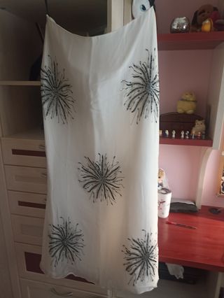 Corpiño negro con cordones y falda larga