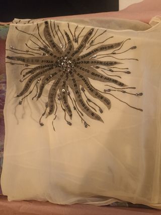 Corpiño negro con cordones y falda larga